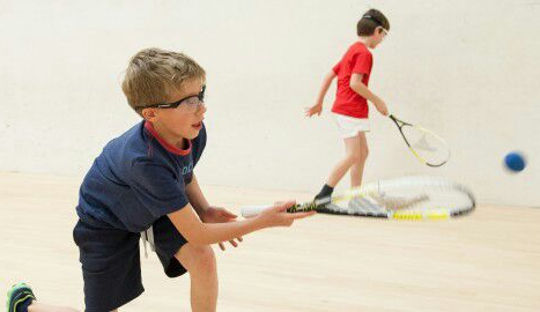 Niños jugando squash